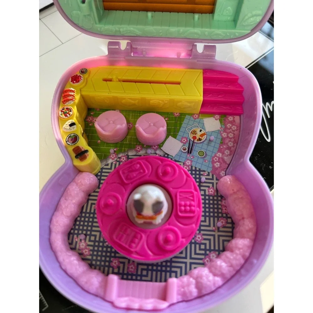 Polly Pocket Sushi Shop Cat Compact, Japanese Sushi-Themed Toys Play Fun